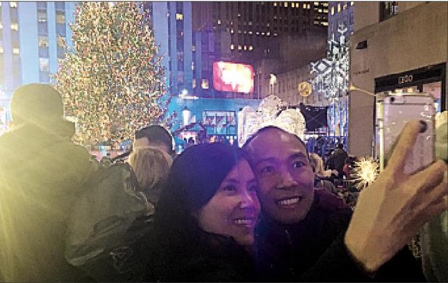 Christmas tree lights up NYC for holidays